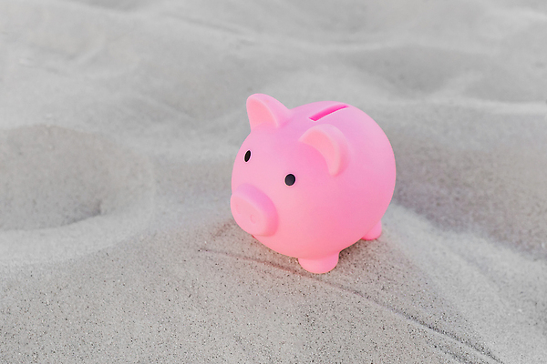 포토 JPG 해외이미지 계절 행복 안경 모래 바다 분홍색 여행 백그라운드 컨셉 돈 비즈니스 휴가 사람없음 여름 금융 경제 선글라스 태양 세일 상점 동전 저축 돼지 시장 재산 가격 은퇴 심볼 복지 투자 상업 계좌 세금 위기 비용 해외202310 해외포토 자연요소 잡화 감정 컬러 포유류 사회이슈 파일형식