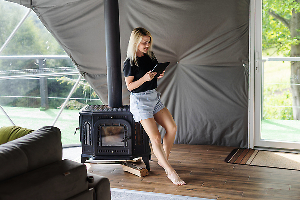 포토 JPG 해외이미지 전신 여자 텐트 한명 성인 야외 태블릿 문 기댐 캠핑 난로 창가 진드기 성인여자한명만 해외202310 해외포토 1 창문 모션 레저 캠핑도구 사람 전자제품 스마트기기 해충 난방기 여자한명만 성인여자만 파일형식