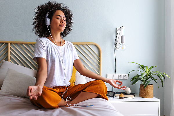 포토 JPG 해외이미지 학생 라이프스타일 여자 행복 선 흑인 요가 아침 주택 건강 한명 사람 앉기 일상 앞모습 가로 스마트폰 인테리어 운동 평화 헤드폰 중국 고요 침실 마음 침대 호흡 무선전화기 집중 명상 다인종 해외202310 해외포토 주간 서양인 1 웰빙 디자인 감정 아시아 뷰포인트 음향기기 가구 컨셉 모션 인종 건물 라이프 생활 핸드폰 스마트기기 전화기 파일형식