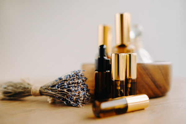 포토 JPG 해외이미지 사람없음 감성 라벤더 드라이플라워 공병 나무그릇 나무책상 에센스 짚끈 해외202310 해외포토 그릇 꽃 컨셉 목재 화장품 끈 허브 책상 병_담는 파일형식