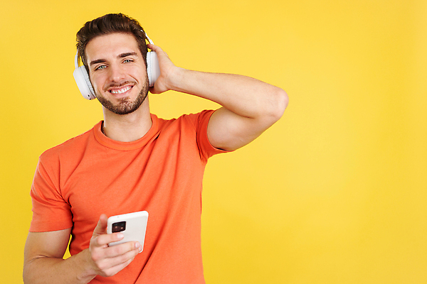 포토 JPG 해외이미지 백인 응시 음악 이어폰 인터넷 노래 모바일 무선통신 휴식 세포 실내 한명 미소 웃음 스마트폰 핸드폰 유행 헤드폰 소리 듣기 춤 유머 어플리케이션 시원함 무선전화기 만족 라디오 전자 긍정 오디오 온라인 다운로드 노란배경 카피스페이스 해외202310 해외포토 서양인 1 시선 감정 음향기기 백그라운드 컨셉 통신 모션 문화예술 표정 사람 내부 전자제품 스마트기기 노란색 공백 전화기 파일형식