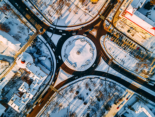 포토 JPG 해외이미지 디자인 유럽 도로 여행 겨울 건축양식 교통시설 자동차 전등 거리 버스 주택 따뜻함 안테나 그림자 풍경 사람없음 건물 도시풍경 뷰티 일몰 운전 도시 원형 고속도로 센터 교차로 속도 바쁨 짐차 빛망울 대각선 항공촬영 드론 해외202310 해외포토 도형 건축물 계절 건축 나라 길 선 육상교통 뷰포인트 교통 통신 모션 조명 대중교통 빛 노을 시설 파일형식