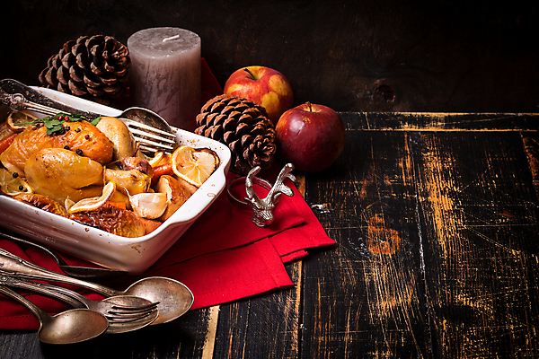 포토 JPG 해외이미지 포크 크리스마스 초 사람없음 숟가락 식사 닭고기 사과 구이 솔방울 나무배경 해외202310 해외포토 식기 기념일 음식 백그라운드 과일 수저 육류 파일형식