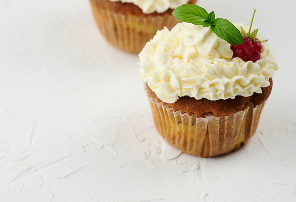 포토 JPG 해외이미지 열매 음식 탁자 디저트 사람없음 장식 빨간색 파티 과자 케이크 회색 소용돌이 흰색 대접 달콤 컵케이크 굽기 크림 산딸기 버터 해로움 핸드메이드 맛있는 버터크림 해외202310 해외포토 식물 컬러 가구 컨셉 과일 이벤트 회오리 맛 구이 파일형식