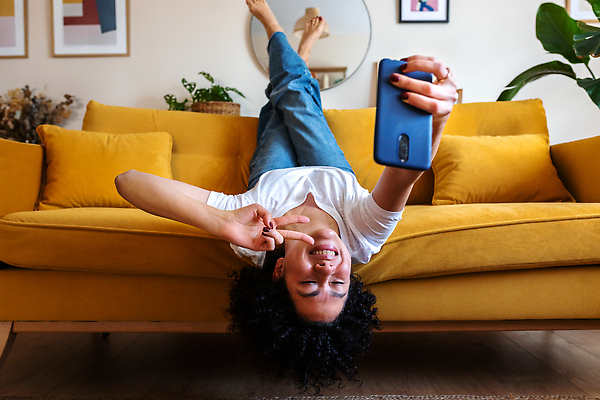 포토 JPG 해외이미지 주간 1 행복 거실 인터넷 장난 모바일 휴식 아파트 주택 실내 한명 웃음 사람 스마트폰 핸드폰 소파 기쁨 메시지 셀프카메라 히스패닉 온라인 혼혈 해외202310 해외포토 자연요소 감정 컨셉 의자 표정 내부 건물 전자제품 스마트기기 사진촬영 다문화 파일형식