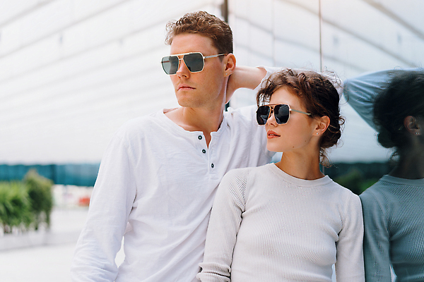 포토 JPG 해외이미지 백인 커플 남자 유럽 관계 포옹 남편 휴가 거리 함께함 사람 20대 야외 두명 여름 친구 선글라스 여행객 화목 우정 낭만 도시 긍정 타운 해외202310 해외포토 서양인 계절 나라 안경 컨셉 안기 청년 파일형식