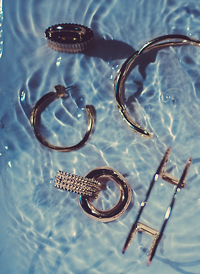 포토 JPG 해외이미지 물결 백그라운드 선물 사람없음 물 파란색 하이앵글 귀걸이 우아함 팬던트 해외202310 해외포토 자연요소 뷰포인트 컬러 컨셉 장신구 파일형식