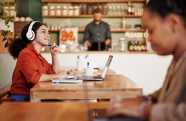 포토 JPG 해외이미지 서양인 여자 남자 실내 상반신 성인 앞모습 옆모습 세명 노트북 학습 헤드폰 카페 타이핑 성인만 카공족 해외202310 해외포토 외국인 교육 뷰포인트 음향기기 사람 내부 전자제품 상점 신조어 약어 파일형식