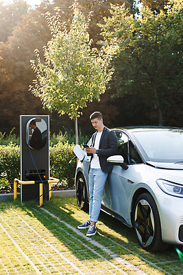 포토 JPG 해외이미지 남자 음료 비즈니스 자동차 세포 한명 스마트폰 핸드폰 환경 힘 재활용 도시 비즈니스맨 기다림 운전사 콘센트 플러그 역 연결 에코 생태계 잡종 충전 베터리 생태학 소셜미디어 요금 전기자동차 철강 충전기 공급 해외202310 해외포토 직업 1 교육 육상교통 교통시설 모션 사람 전자제품 스마트기기 기계 직장인 친환경 파일형식