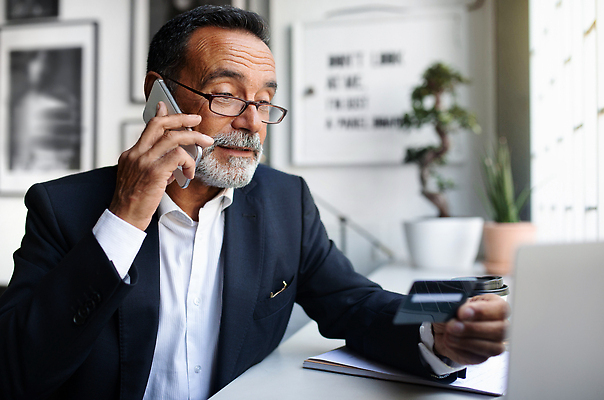 포토 JPG 해외이미지 노년 남자 화분 한명 들기 앉기 정장 상반신 앞모습 노트북 실버라이프 스마트폰 사무실 업무 비즈니스맨 신용카드 책상 통화 실버취업 노인남자한명만 해외202310 해외포토 1 라이프스타일 옷 뷰포인트 가구 비즈니스 모션 사람 성인 금융 전자제품 핸드폰 스마트기기 구직 작업 직장인 남자한명만 노인남자만 파일형식