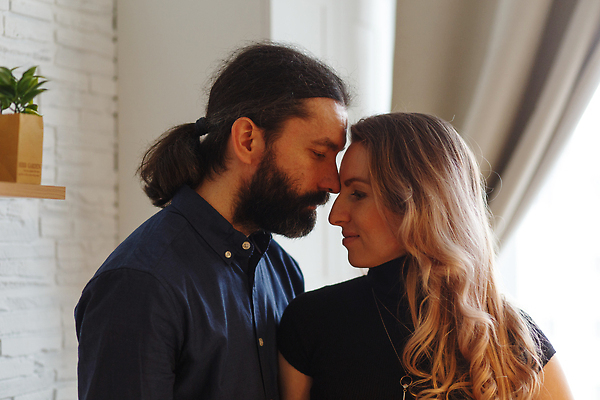 포토 JPG 해외이미지 백인 모델 라이프스타일 커플 여자 남자 행복 가족 관계 포옹 탁자 남편 휴식 주택 함께함 실내 건강 사랑 서기 미소 사람 성인 두명 뷰티 주방 임산부 임신 아기 아내 해외202310 해외포토 서양인 감정 가구 컨셉 안기 모션 표정 내부 건물 생활 파일형식