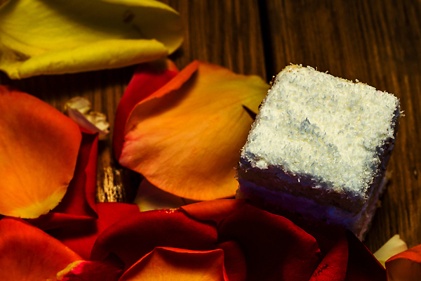 포토 JPG 해외이미지 꽃잎 꽃 음식 결혼 휴가 디저트 발렌타인데이 선물 사랑 사람없음 장식 빨간색 장미 파티 케이크 초콜릿 빵집 낭만 흰색 축하 달콤 맛 설탕 컵케이크 굽기 크림 페스츄리 핸드메이드 맛있는 해외202310 해외포토 식물 감정 빵 컬러 컨셉 데이이벤트 이벤트 상점 구이 파일형식