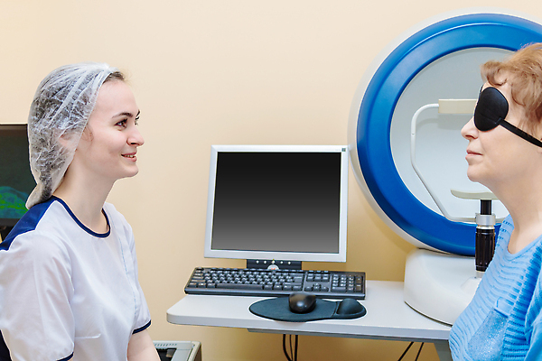 포토 JPG 해외이미지 백인 직업 응시 여자 병원 현미경 사람 성인 두명 약 모니터 장비 시험 환자 의사 기구 측정 시력 비전 시력검사 돌봄 광학 검안사 해외202310 해외포토 서양인 시선 교육 의학 모션 실험기구 컴퓨터 의료진 검사_조사 파일형식 안경사