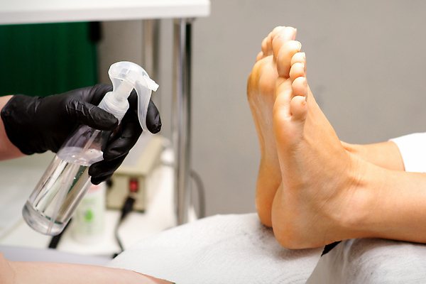 포토 JPG 해외이미지 손 여자 발 성인 두명 신체부위 분무기 네일샵 발관리 발톱관리 페디큐어 성인여자만 해외202310 해외포토 사람 뷰티 상점 미용 여자만 성인만 파일형식