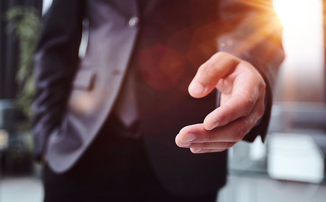 포토 JPG 해외이미지 직업 손 남자 2 회사 비즈니스 사업가 성공 협력 악수 함께함 실내 창조 서기 사람 손짓 20대 성인 사람없음 금융 거래 작업 비즈니스맨 연결 동료 계약 흔들림 커뮤니티 경영 콜라보레이션 해외202310 해외포토 컨셉 관계 모션 청년 내부 신체부위 경제 직장인 파일형식