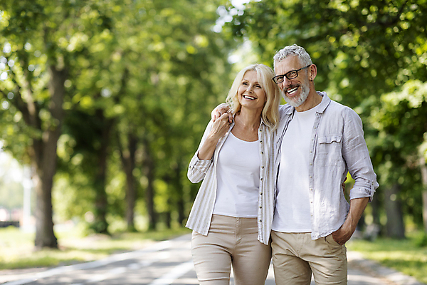 포토 JPG 해외이미지 주간 백인 공원 여자 노년 남자 데이트 안기 웃음 상반신 야외 두명 앞모습 걷기 노부부 화목 다정 산책 주머니손 노인만 해외202310 해외포토 자연요소 서양인 부부 공공시설 뷰포인트 컨셉 모션 휴식 표정 사람 성인 성인만 파일형식