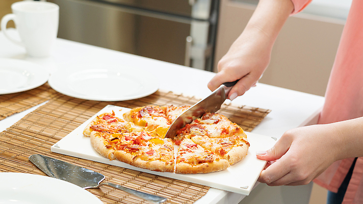 포토 JPG 해외이미지 전통 라이프스타일 손 음식 조각 백그라운드 토마토 재료 탁자 엄마 양파 치즈 피자 패스트푸드 실내 요리 사람 사람없음 주방 식사 저녁식사 이탈리아 시골 칼 이탈리아음식 맛 자르기 굽기 속도 반죽 점심식사 구성 모짜렐라치즈 살라미 핸드메이드 맛있는 해외202310 해외포토 유럽 가구 컨셉 채소 가족 모션 유제품 서양음식 내부 생활 신체부위 인스턴트 구이 파일형식