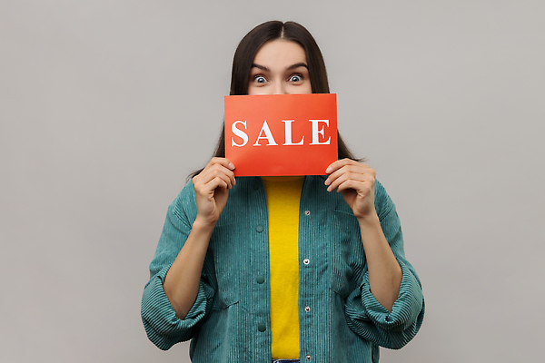 포토 JPG 해외이미지 알파벳 여자 한명 들기 상반신 성인 앞모습 세일 팻말 회색 절약 입가림 성인여자한명만 해외202310 해외포토 1 영어 뷰포인트 컬러 컨셉 모션 프레임 사람 가림 여자한명만 성인여자만 파일형식