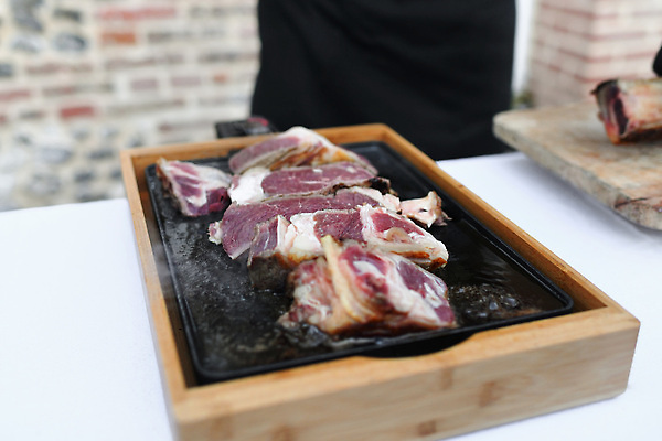 포토 JPG 해외이미지 접시 음식 조각 탁자 건강 육류 돼지고기 스테이크 요리 사람없음 목재 주방 식당 식사 저녁식사 소고기 바위 시골 양념 소시지 맛 그릴 정상 바비큐 굽기 허브 슬라이스 소금 로즈메리 블러 정물화 해외202310 해외포토 나무 식물 식기 가구 컨셉 식재료 재료 주방용품 서양음식 상점 돌_바위 가공식품 구이 그림 파일형식