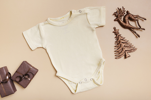 포토 JPG 해외이미지 디자인 옷 어린이 백그라운드 셔츠 티셔츠 크리스마스 겨울 새로움 새해 사람없음 캐주얼 선물상자 노란색 유행 상점 공백 아기 직물 면 눈송이 정상 수집 스웨터 오브젝트 목업 스타일 플랫레이 카피스페이스 해외202310 해외포토 계절 기념일 컬러 컨셉 상의 눈_날씨 선물 사람 상자 플랫 파일형식