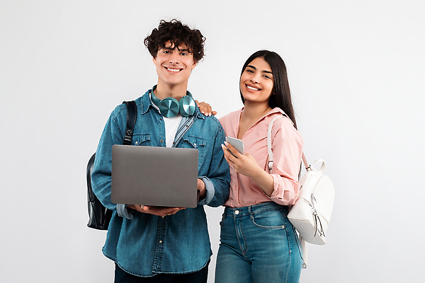 포토 JPG 해외이미지 백인 학생 커플 교육 남자 감정 포즈 백그라운드 2 인터넷 모바일 실내 사람 20대 두명 노트북 스마트폰 핸드폰 스터디 컴퓨터 디지털 헤드폰 우정 흰색 웹서핑 어플리케이션 강의 대학교 히스패닉 온라인 온라인강의 제의 해외202310 해외포토 서양인 컬러 음향기기 학교 관계 청년 내부 친구 전자제품 스마트기기 학습 파일형식 언택트