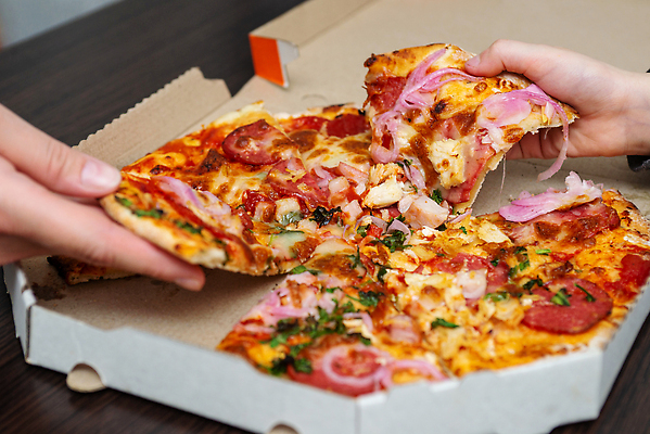 포토 JPG 해외이미지 라이프스타일 손 여자 남자 음식 조각 백그라운드 토마토 부분 가족 탁자 치즈 주택 피자 함께함 실내 육류 사람 사람없음 파티 식사 저녁식사 이탈리아 우정 그룹 맛 폐기물 먹기 배고픔 속도 슬라이스 서빙 나눔 공유 점심식사 맛있는 해외202310 해외포토 유럽 가구 컨셉 채소 식재료 관계 모션 유제품 패스트푸드 서양음식 이벤트 내부 건물 생활 신체부위 친구 쓰레기 파일형식