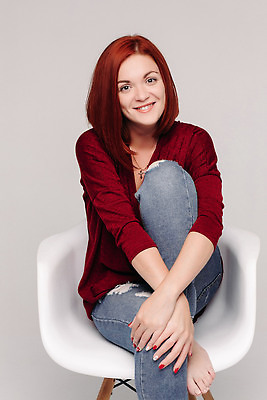 포토 JPG 해외이미지 백인 모델 1 응시 옷 여자 포즈 회색배경 실내 표정 한명 사람 앉기 앞모습 가로 쇼핑 뷰티 유행 청바지 고체 심각 해외202310 해외포토 서양인 시선 뷰포인트 백그라운드 컨셉 바지 모션 내부 회색 파일형식