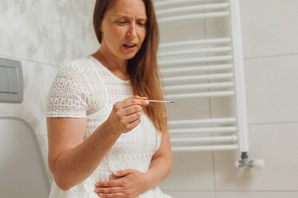 포토 JPG 해외이미지 1 여자 감정 어린이 백그라운드 미래 설계 주택 실내 건강 한명 사람 앉기 성인 뷰티 임신 욕실 아기 잡기 아내 퀴즈 결과 고민 화장실 태아 돌봄 변기통 부정적 심각 혼란 호르몬 해외202310 해외포토 컨셉 모션 내부 건물 파일형식