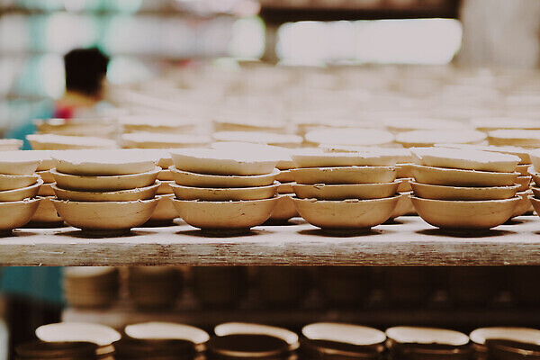 포토 JPG 해외이미지 모양 직업 전통 접시 손 디자인 문화 음식 백그라운드 패턴 비즈니스 태국 기술 실내 미술 취미 사람없음 컵 상점 흰색 기구 공구 업무 도자기 원형 그룹 작업실 사발 클래식 제조 냄비 상품 작음 컨테이너 수집 오브젝트 서식 점토 진흙 수납 수공예 도예가 방법 조작 핸드메이드 많음 해외202310 해외포토 도형 식기 산업 아시아 컬러 컨셉 무늬 문화예술 내부 신체부위 도구 작업 사기그릇 솥 크기 공예 파일형식