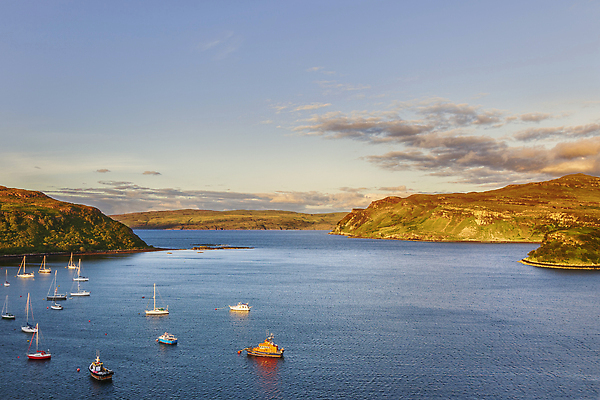 포토 JPG 해외이미지 바다 섬 여행 건축양식 하늘 영국 산 주택 항해 파노라마 풍경 사람없음 건물 가로 물 여름 햇빛 태양 마을 항구 일몰 새벽 만 보트 가장자리 언덕 함선 상업 포트 타운 산악지대 랜드마크 스코틀랜드 해외202310 해외포토 자연요소 건축물 계절 건축 유럽 배_교통 교통시설 촬영기법 노을 도시 둘레 파일형식