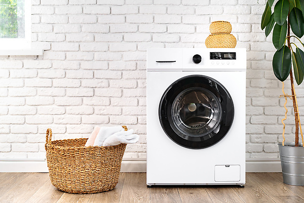 포토 JPG 해외이미지 가사 집안 실내 사람없음 수건 빨래 드럼세탁기 빨래바구니 해외202310 해외포토 내부 위생용품 바구니 세탁기 파일형식