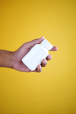 포토 JPG 해외이미지 손 컨셉 건강 사람없음 알약 약 흰색 닫기 질병 컨테이너 약국 처방 마약 많음 해외202310 해외포토 산업 컬러 의학 모션 신체부위 파일형식