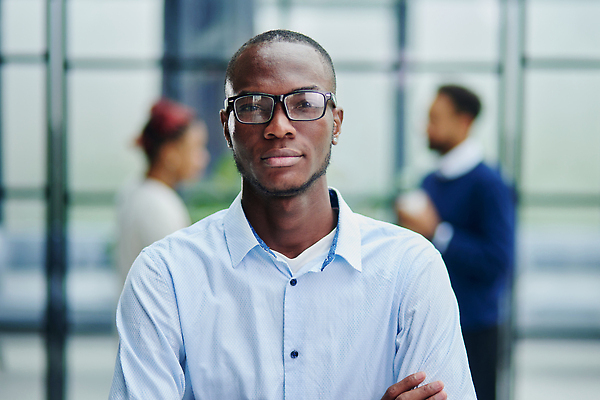 포토 JPG 해외이미지 직업 남자 행복 흑인 회사 비즈니스 CEO 사업가 성공 고글 직장 실내 서기 사람 인종 정장 세명 사무실 유행 팔짱 검은색 힘 업무 비즈니스맨 자신감 고급 우아함 대표 디자이너 책상 경영자 리더 경영 힘찬 세련 중소기업 해외202310 해외포토 서양인 옷 감정 컬러 가구 컨셉 모션 내부 작업 직장인 파일형식