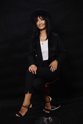 포토 JPG 해외이미지 모델 라이프스타일 옷 여자 행복 백그라운드 한명 사람 동양인 성인 뷰티 유행 우주 흰색 자신감 우아함 시원함 베트남 스타일 해외202310 해외포토 1 감정 컬러 컨셉 인종 생활 동남아시아 파일형식