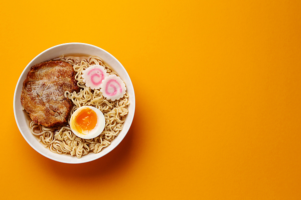 포토 JPG 해외이미지 그릇 백그라운드 사람없음 계란 주황색 라멘 차슈 해외포토 식기 컬러 돼지고기 알 면류 일본음식 파일형식