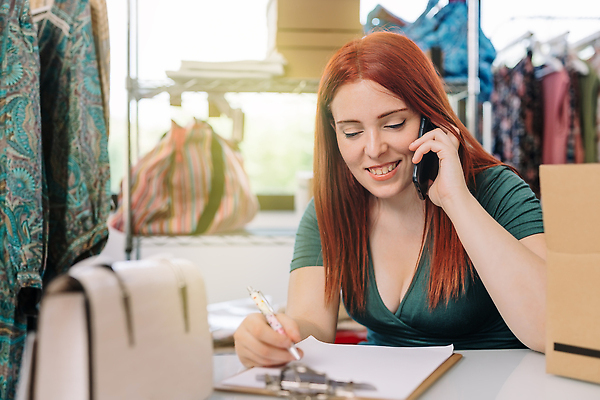 포토 JPG 해외이미지 직업 응시 옷 여자 사업가 대화 한명 사람 스마트폰 핸드폰 라벨 세일 팔짱 상점 업무 비즈니스우먼 작업실 구매 가격 상인 종업원 고객 창고 확인 서비스 상업 폴더 수납 소매 온라인 주인 판지 전자상거래 리뷰 목록 접수 카피스페이스 제의 중소기업 해외202310 해외포토 1 시선 회사 비즈니스 모션 프레임 말하기 전자제품 스마트기기 쇼핑 공백 작업 직장인 파일 파일형식