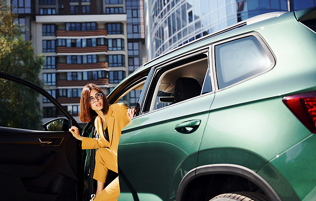 포토 JPG 해외이미지 여자 비즈니스 자동차 한명 상반신 성인 건물 옆모습 선글라스 노란색 화려 하차 성인여자한명만 해외202310 해외포토 1 건축물 안경 육상교통 뷰포인트 컬러 컨셉 모션 사람 여자한명만 성인여자만 파일형식