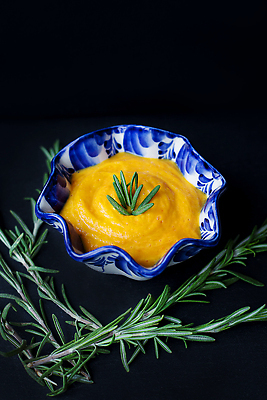 포토 JPG 해외이미지 전통 접시 계절 음식 빵 컬러 백그라운드 다이어트 채소 오렌지 재료 탁자 건강 요리 사람없음 갈색 노란색 식사 저녁식사 시골 신선 뜨거움 사발 맛 수프 정상 자르기 크림 준비 유기농 로즈메리 점심식사 채식주의자 핸드메이드 맛있는 해외202310 해외포토 식기 웰빙 가구 컨셉 과일 모션 사기그릇 허브 채식 파일형식