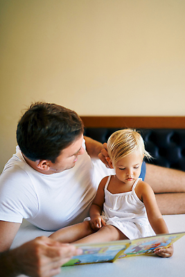 포토 JPG 해외이미지 백인 딸 어린이 가구 2 가족 관리 사랑 두명 책 독서 침실 흰색 침대 아빠 닫기 거짓말 걸음마 돌봄 해외202310 해외포토 서양인 감정 컬러 생활용품 관계 모션 사람 파일형식