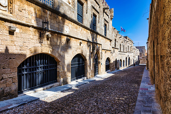 포토 JPG 해외이미지 전통 도로 길 여행 건축양식 거리 사람없음 야외 건물 세계문화유산 조약돌 바위 도시 성 중세 역사 보행로 지중해 그리스 사암 타운 그리스인 구시가지 랜드마크 해외202310 해외포토 서양인 건축물 건축 유럽 바다 교통시설 문화재 돌_바위 파일형식