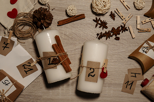 포토 JPG 해외이미지 손 초 공 집게 선물 신체부위 장식 숫자 하트 준비 노끈 DIY 꾸미기 베이지색 시나몬스틱 핸드메이드 나무배경 팔각회향 해외포토 모양 문자 줄 컬러 백그라운드 사람 취미 향신료 시나몬 파일형식