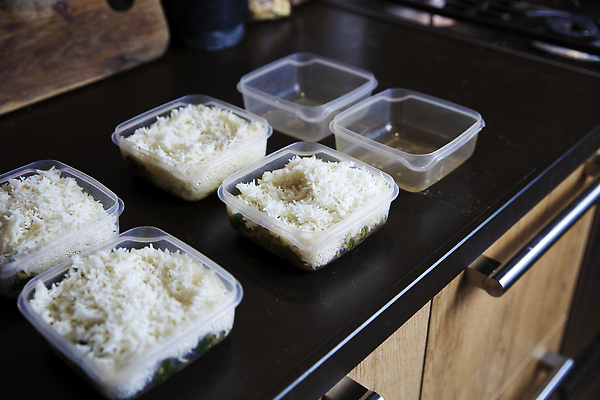 포토 JPG 해외이미지 라이프스타일 접시 음식 다이어트 채소 포장 탁자 설계 주택 건강 육류 요리 사람없음 목재 초록색 상자 쌓기 새싹 주방 요식업 식사 저녁식사 치킨 당근 샐러드 신선 맛 컨테이너 플라스틱 준비 유기농 조리대 서빙 테이크아웃 점심식사 쉬운 스터핑 맛있는 해외202310 해외포토 나무 식물 식기 웰빙 산업 컬러 가구 컨셉 식재료 재료 모션 재질 뿌리채소 건물 생활 닭고기요리 파일형식