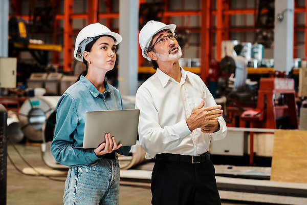 포토 JPG 해외이미지 여자 노년 남자 산업 공장 노동자 작업복 들기 상반신 성인 두명 노트북 기계 과학기술 올려보기 작업 엔지니어 안전모 해외202310 해외포토 직업 옷 공업 모션 기술 사람 전자제품 기술자 헬멧 안전장비 파일형식