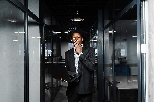 포토 JPG 해외이미지 직업 학생 남자 행복 흑인 인터넷 비즈니스 사업가 통신 성공 회의 대화 한명 노트북 컴퓨터 사무실 디지털 작업 비즈니스맨 자신감 연결 토론 종업원 무선전화기 만족 충격 온라인 소프트웨어 프로그래머 프리랜서 가상 웨비나 해외202310 해외포토 서양인 1 감정 컨셉 말하기 사람 전자제품 직장인 전화기 세미나 파일형식 언택트