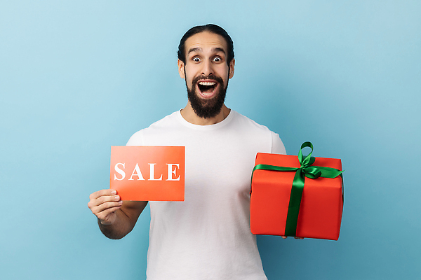 포토 JPG 해외이미지 알파벳 남자 한명 들기 상반신 성인 앞모습 파란색 선물상자 세일 팻말 절약 성인남자한명만 해외202310 해외포토 1 영어 뷰포인트 컬러 컨셉 모션 프레임 선물 사람 상자 남자한명만 성인남자만 파일형식