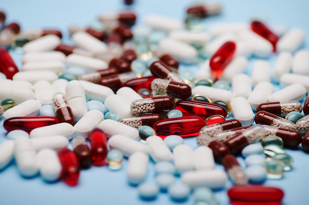 포토 JPG 해외이미지 과학 사람없음 치료 알약 약 쌓기 고통 투명 질병 약국 파란배경 처방 테라피 조제 알레르기 고립 약사 오메가 진통제 치료제 헬프 화학물질 카피스페이스 해외202310 해외포토 감정 백그라운드 의학 모션 파란색 뷰티 공백 도움 화학 만들기 파일형식