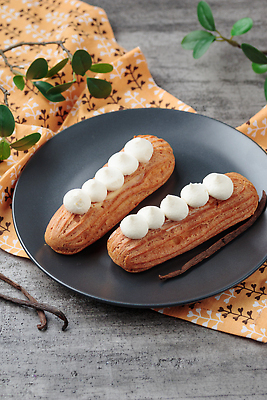 포토 JPG 해외이미지 접시 잎 사람없음 두개 나뭇가지 크림 바닐라 에클레어 해외202310 해외포토 나무 식물 식기 2 디저트 파일형식