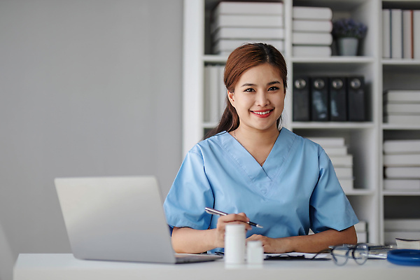 포토 JPG 해외이미지 응시 여자 안경 책장 한명 앉기 상반신 성인 앞모습 책 노트북 사무실 볼펜 진료 의사 책상 처방 성인여자한명만 해외202310 해외포토 1 시선 잡화 뷰포인트 가구 비즈니스 의학 모션 사람 전자제품 펜 의료진 여자한명만 성인여자만 파일형식