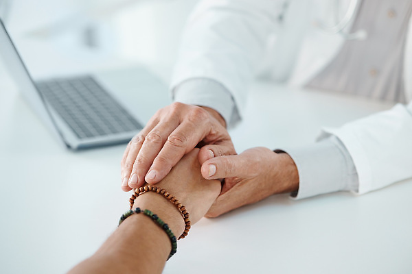 포토 JPG 해외이미지 손 따뜻함 근접촬영 신체부위 손잡기 의사 도움 해외202310 해외포토 뷰포인트 컨셉 모션 사람 의료진 파일형식