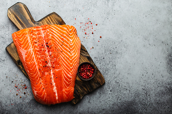 포토 JPG 해외이미지 사람없음 하이앵글 나무도마 연어요리 해외202310 해외포토 음식 뷰포인트 도마 목재 연어 파일형식